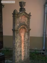 Síremlék a templom kertben
