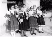 Templom bejárat - Muskátlival díszítették a templomot (1940 körül)